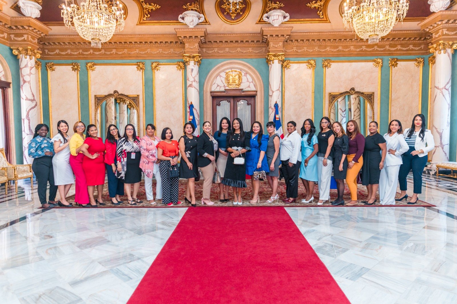La comunidad de Mujeres Que Emprenden, visitaron el Palacio Presidencial