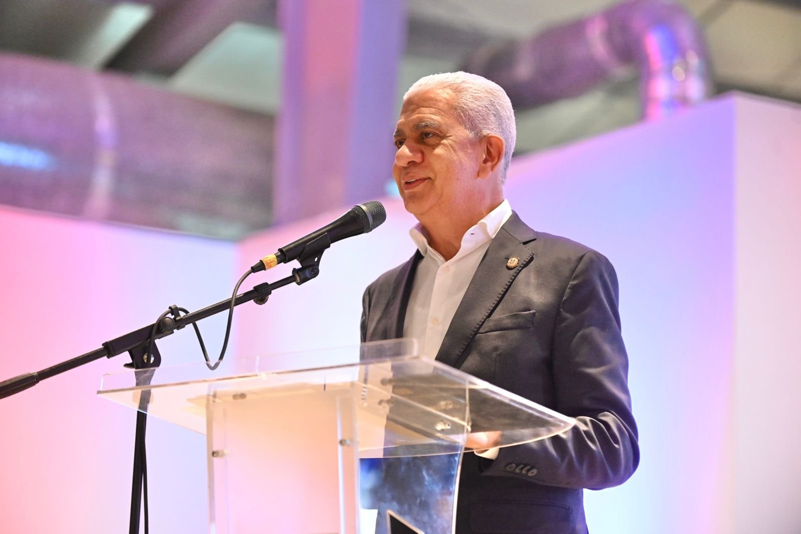 Presidente del Senado se compromete a continuar impulsando leyes de educación óptima para niños y jóvenes 