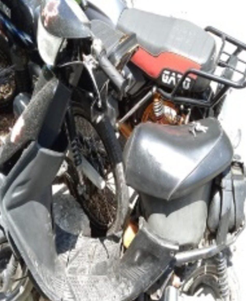 Policía apresa en Barahona a hombre que intentó agredir a su padre y a otro que se trasladaba en una motocicleta con documentación falsa