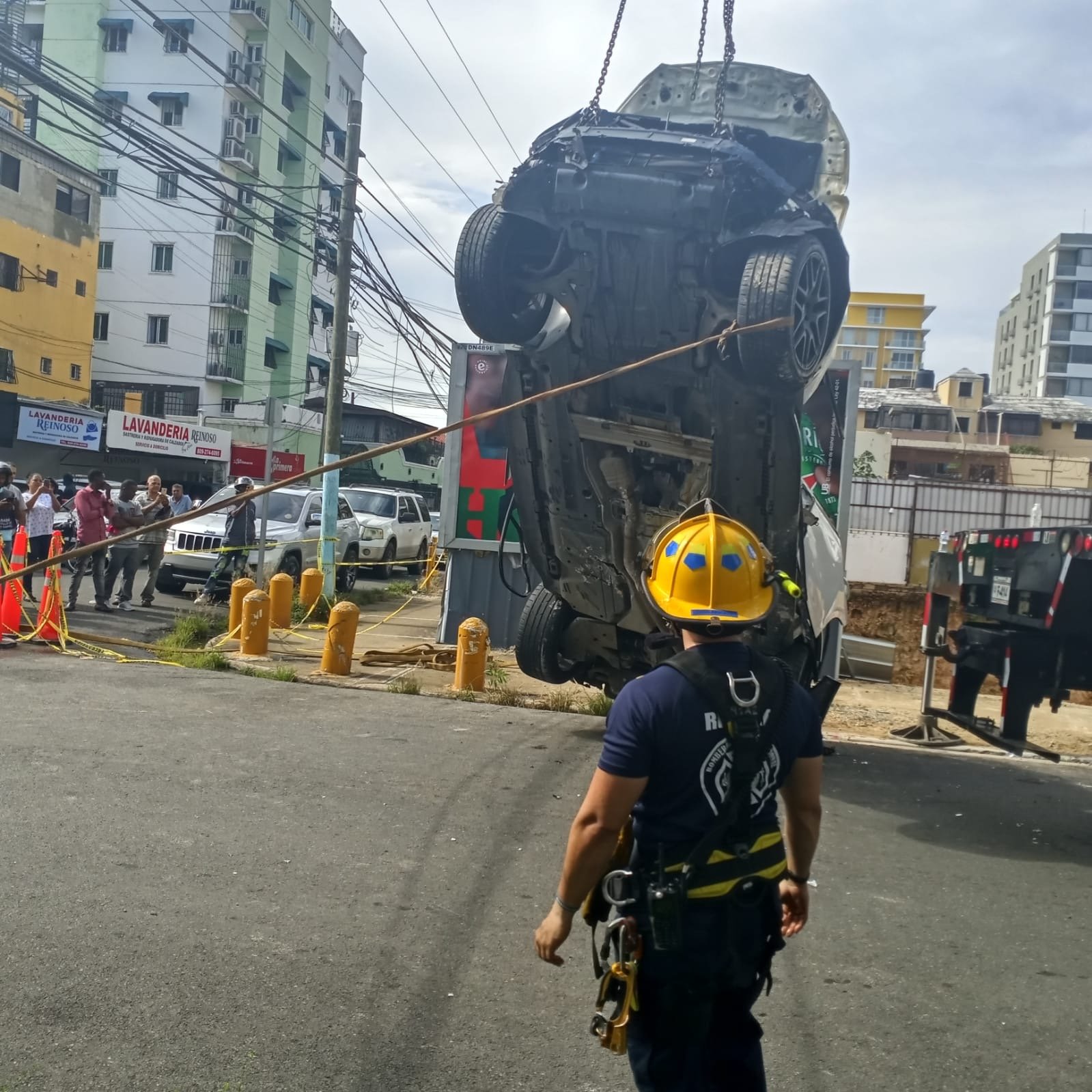 Doce Unidades de Emergencia Atienden accidente vehicular en Evaristo Morales: 911 Coordinó la Asistencia del Rescate  