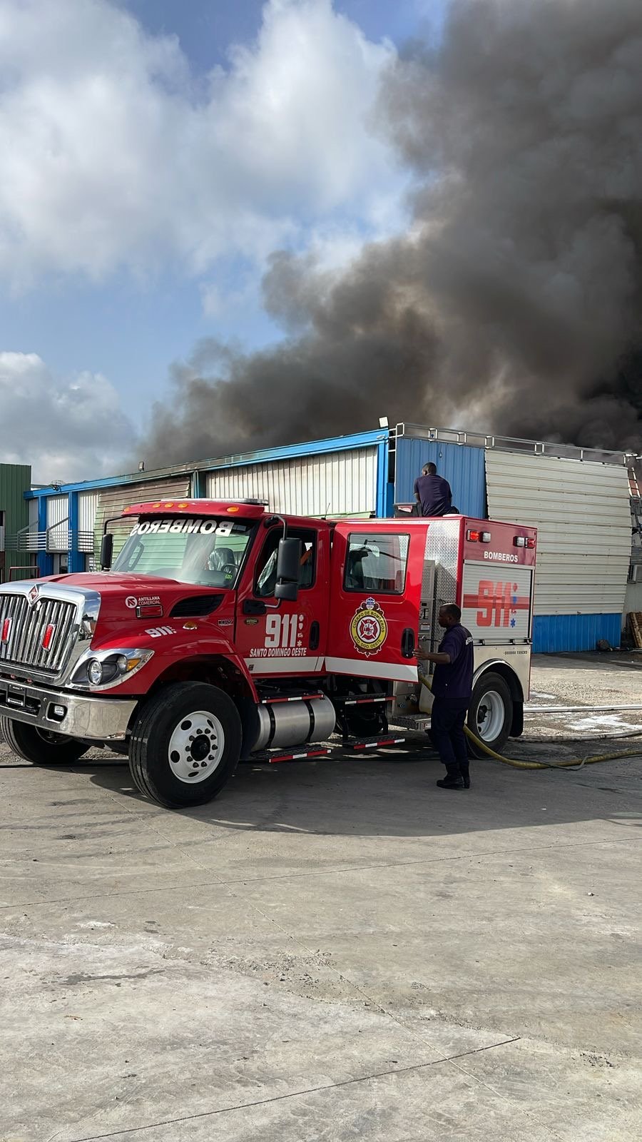 Incendio en nave ubicada en autopista Duarte es asistido bajo la coordinación del 911