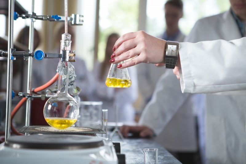 Policía desmantela laboratorio clandestino de bebidas alcohólicas adulteradas en Villa Mella, SDN