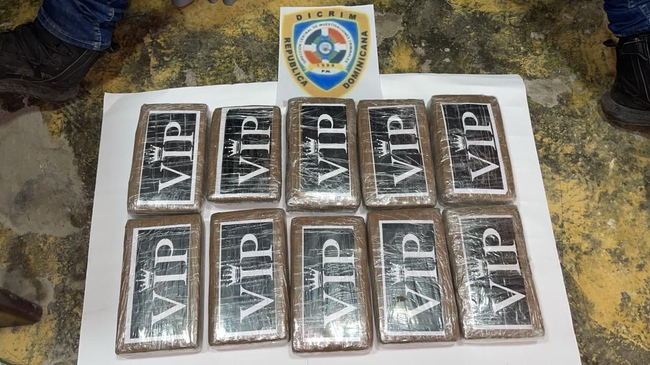 Agentes policiales ocupan 10 paquetes de presunta cocaína mediante operativos focalizados en Villa Mella, SDN