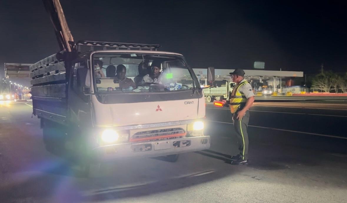 Vehículos retenidos durante operativos nocturnos son entregados luego de que conductores corrigen la falta