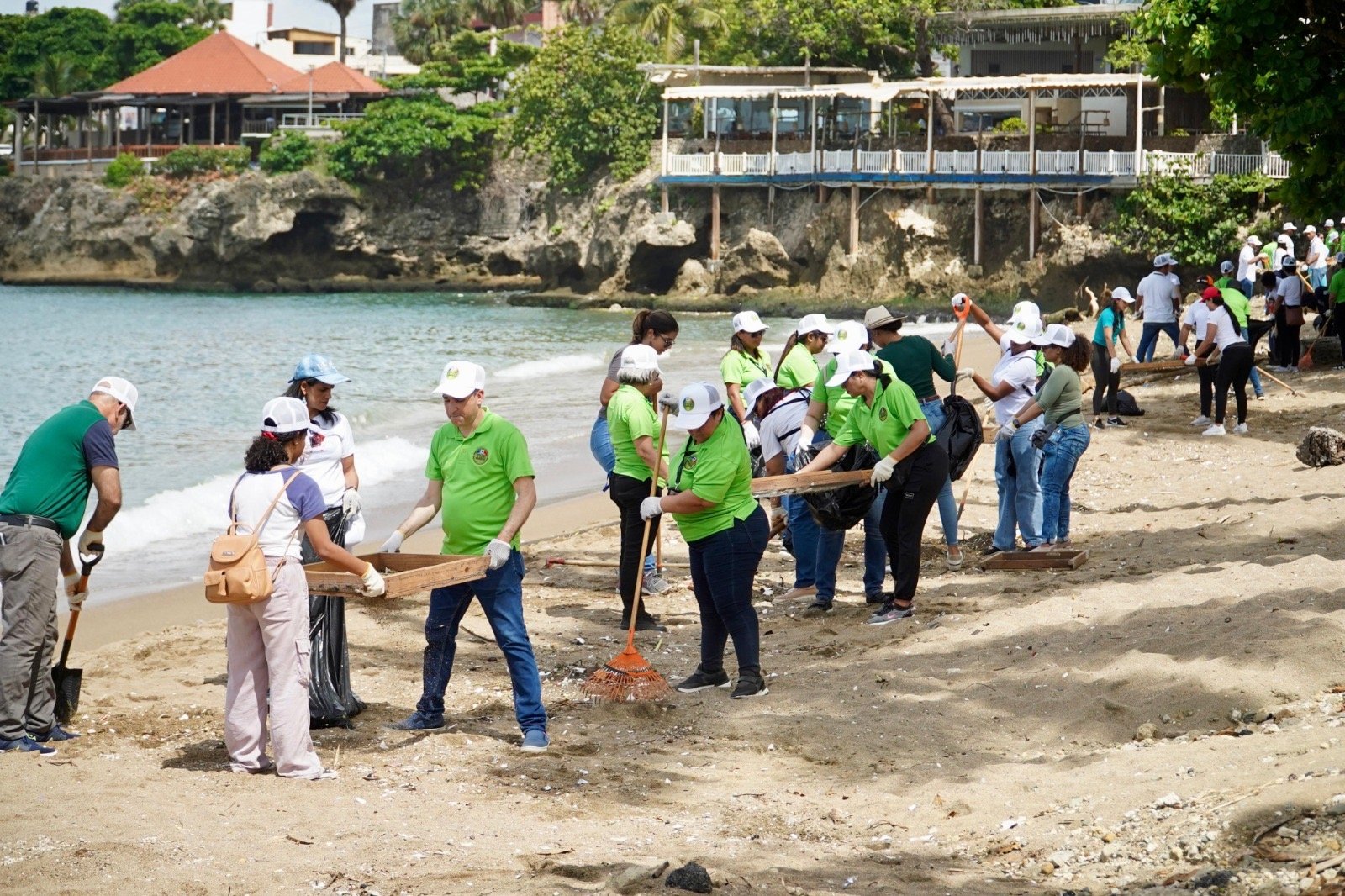 Tribunal Superior Electoral participa en jornada de limpieza en playa Montesino