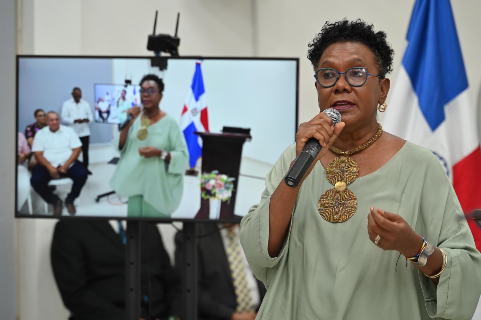 Senado reconoce a Xiomara Fortuna por 40 años en la  música y al Centro Educativo San José en sus 82 aniversarios