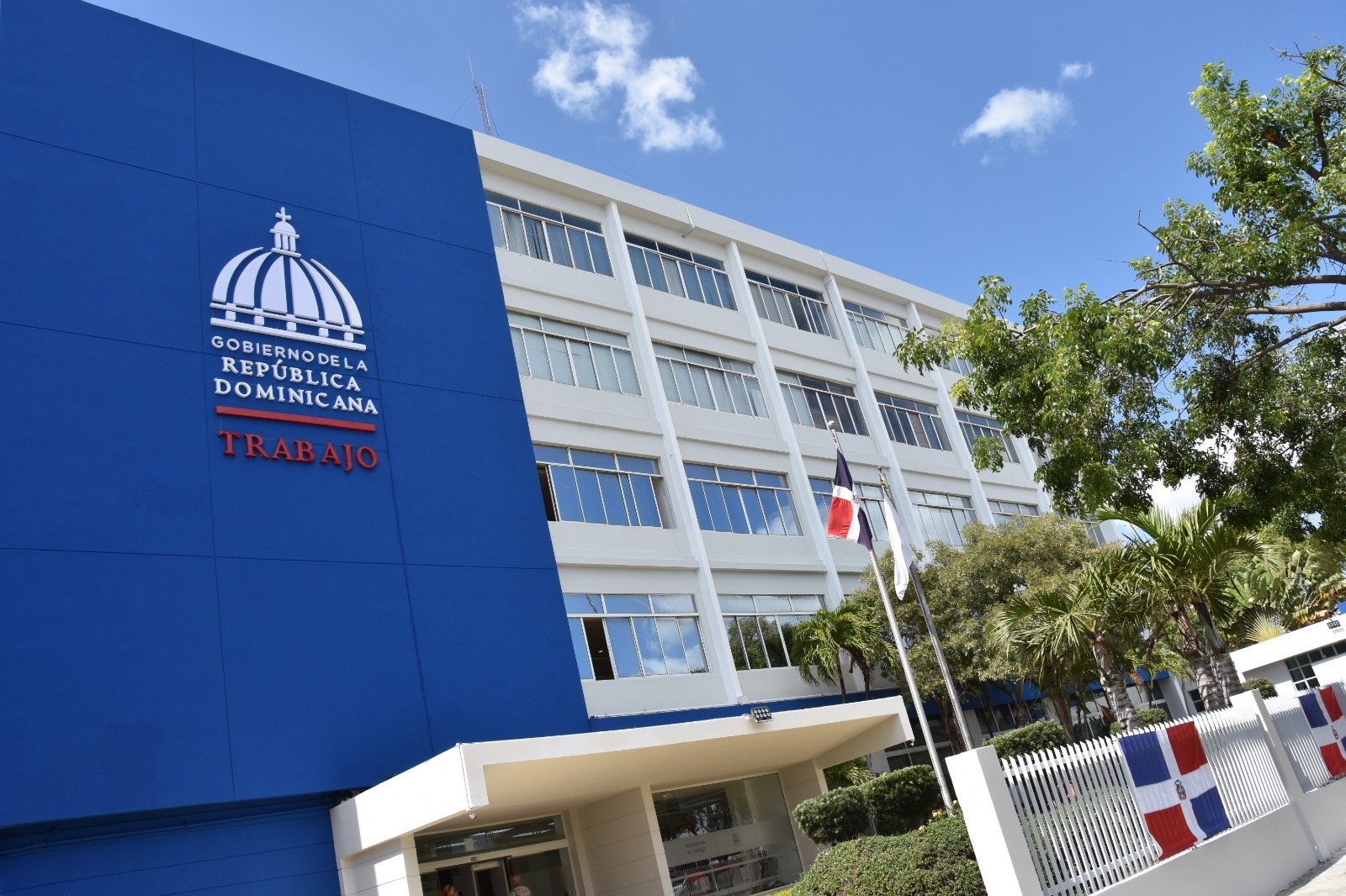 Ministerio de Trabajo insta a empresas privadas flexibilizar horarios de forma voluntaria en provincias declaradas en alerta por COE ante Huracán Beryl