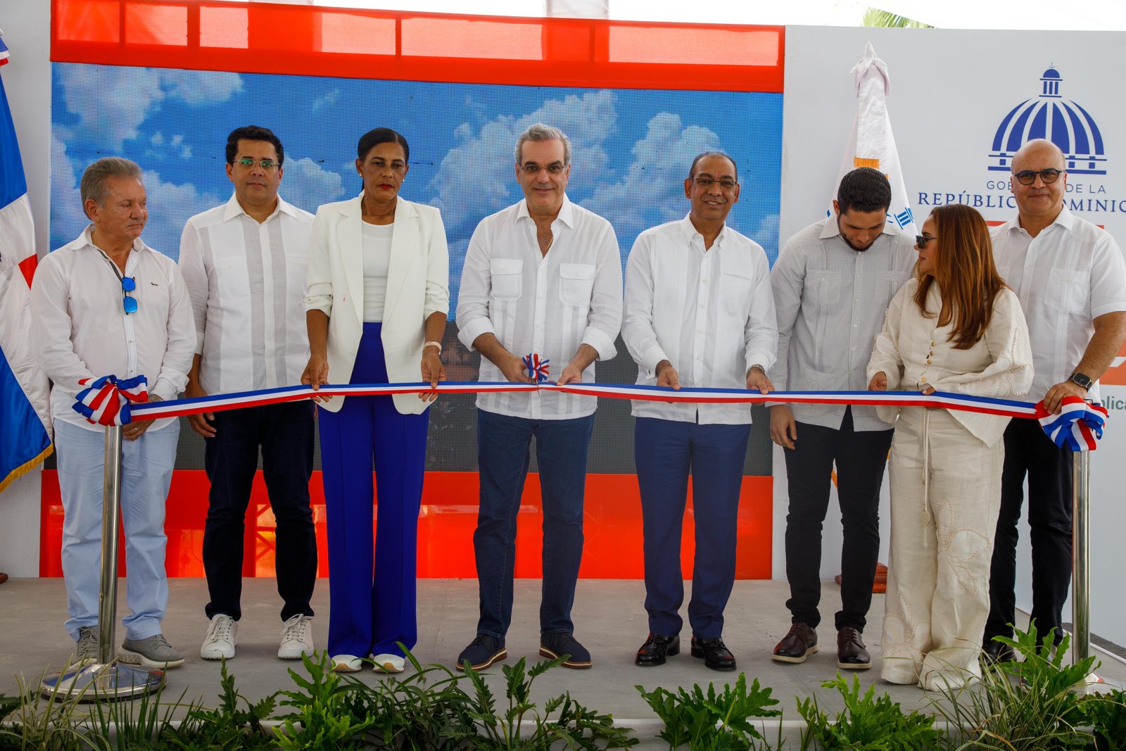 Presidente Abinader inaugura carretera, un puente y deja iniciados los trabajos del centro correccional preventivo en La Altagracia