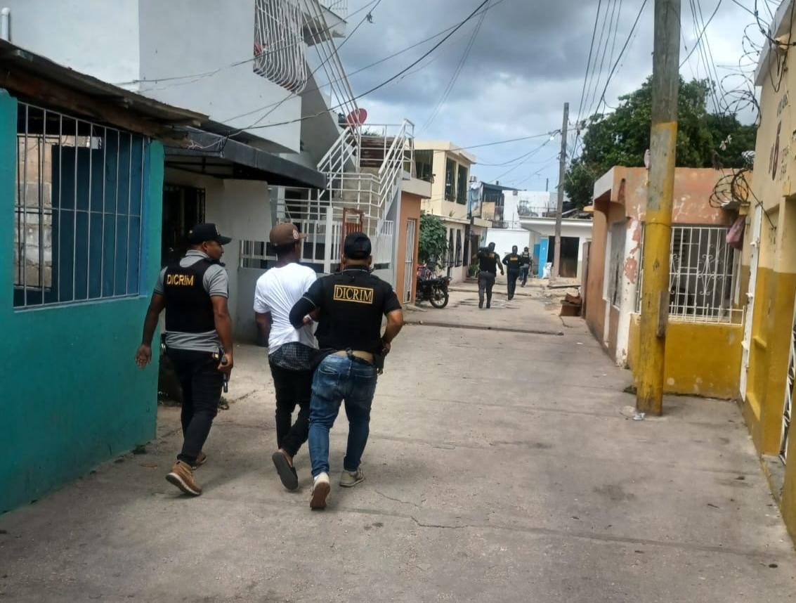 Policía Nacional detiene 64 personas en operativos preventivos en La Romana