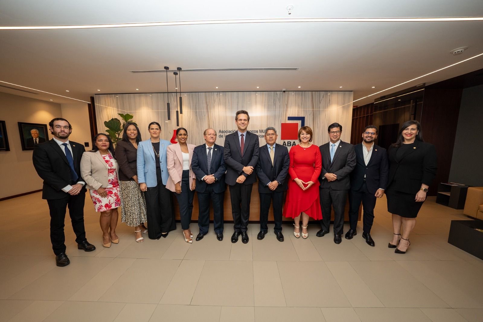 ABA expone a la misión del FMI resultados del sector bancario e iniciativas institucionales 