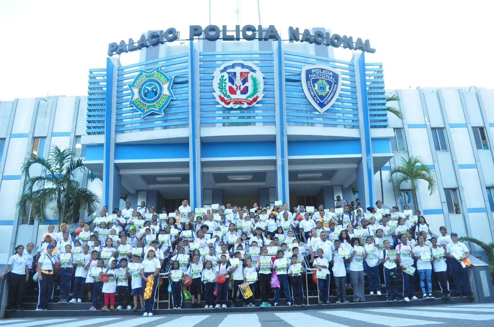 Niños y niñas reciben certificados de participación tras culminar con éxito primer “Campamento de Verano Estrellitas Policiales 2024”
