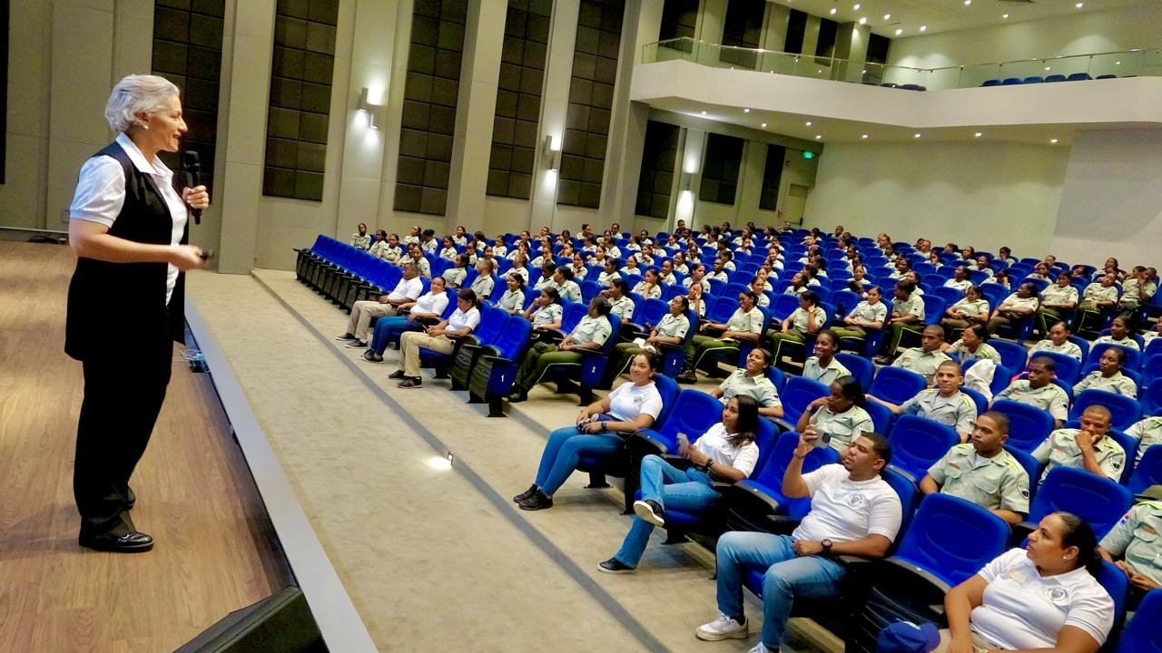 Dirección Policía Comunitaria imparte charla a 248 agentes en el Instituto Policial de Educación Superior (IPES)