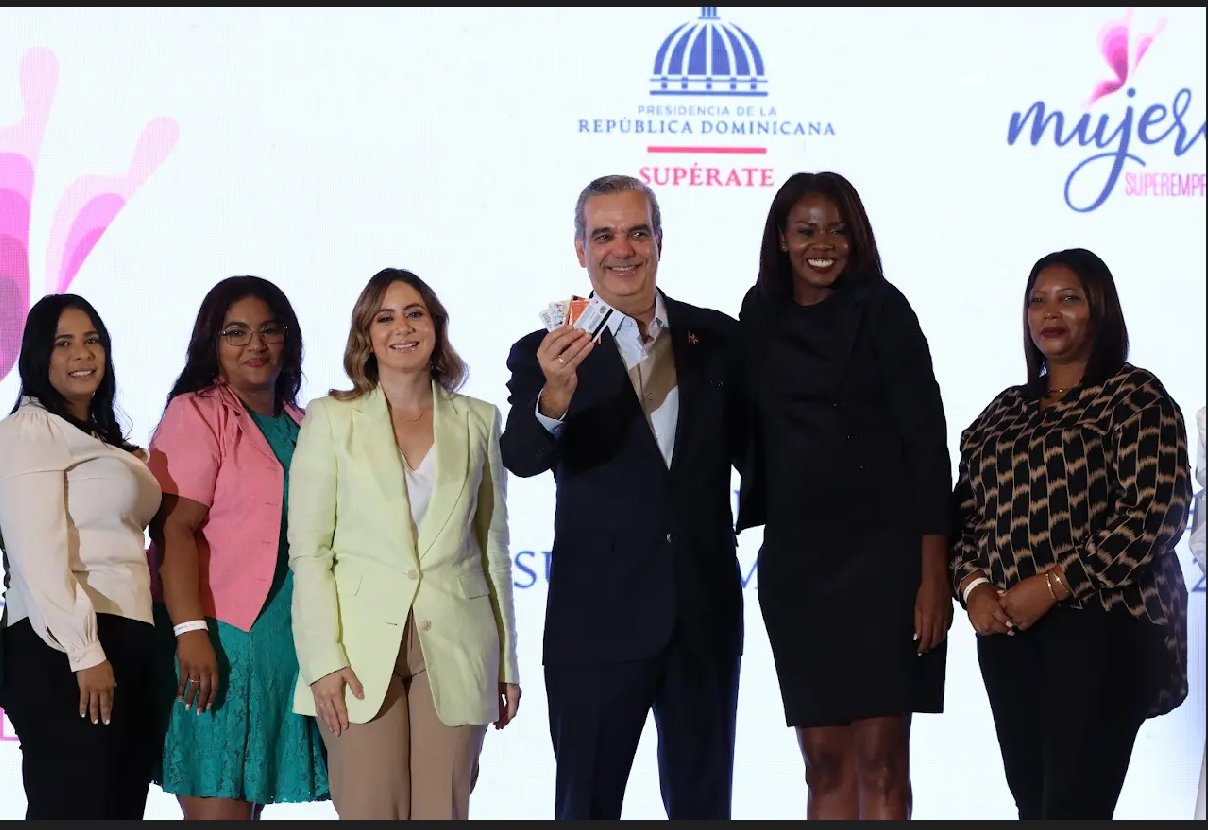Mujeres SUPEREmprendedoras devuelven tarjeta de subsidios; aseguran ya generan ingresos que les permiten vivir cómodamente