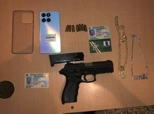 Policía detiene dos hombres por porte ilegal de arma de fuego  y otros objetos en Los Guaricanos, SDN