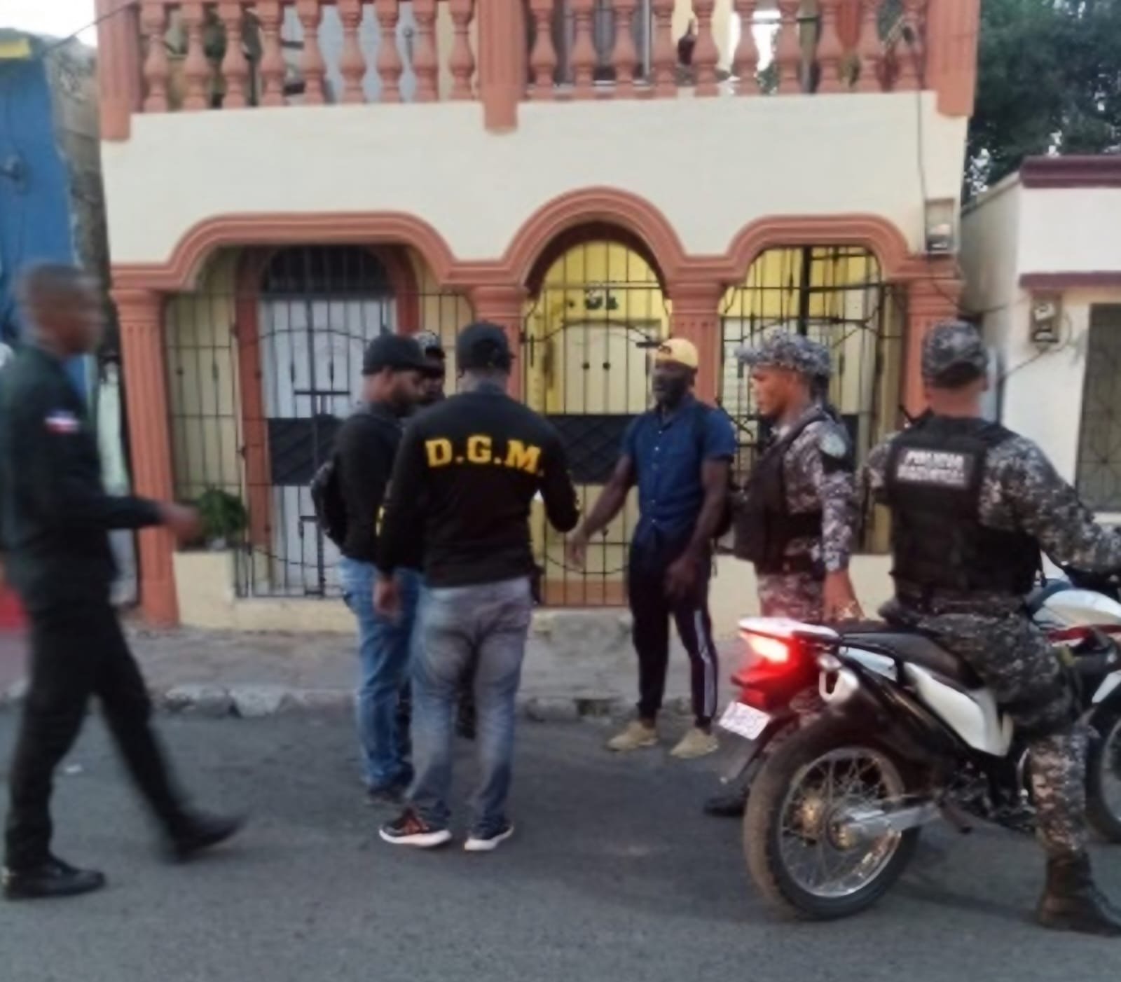 Migración y Policía Nacional detienen 23 indocumentados en La Romana