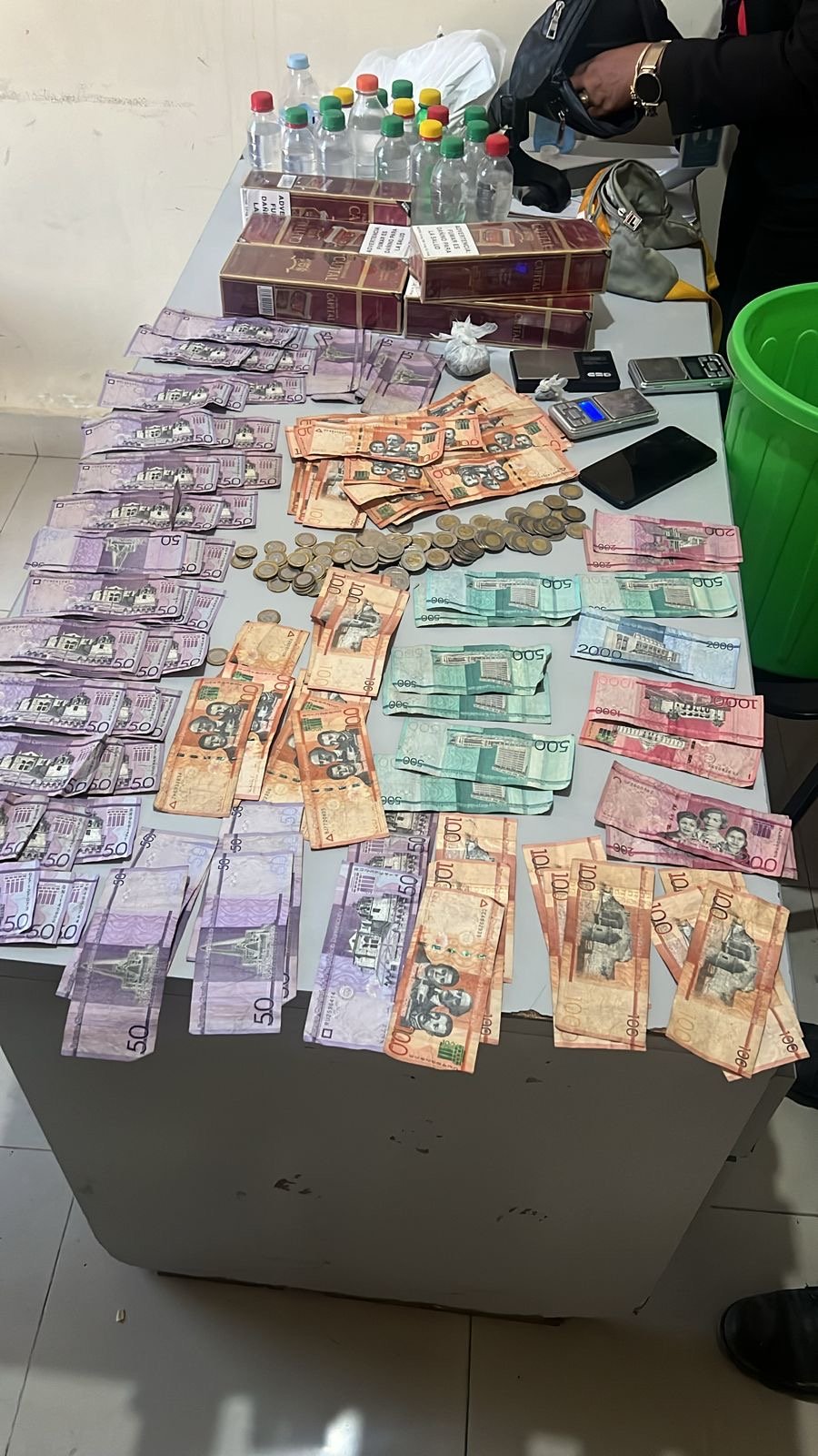 Policía y MP arrestan varias personas en posesión de narcóticos, cigarrillos de contrabando, dinero en efectivo, entre otros ilícitos