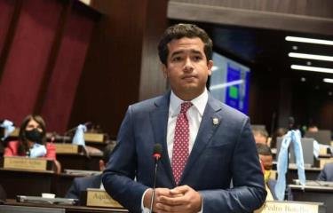 Omar Fernández ofrece 200 becas a mujeres jóvenes para programa de inserción laboral