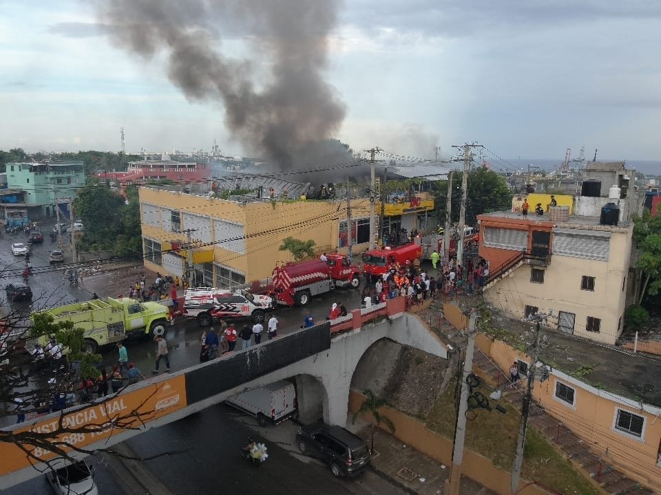 Sistema 911 coordina asistencia en incendio de tienda en Bajos de Haina