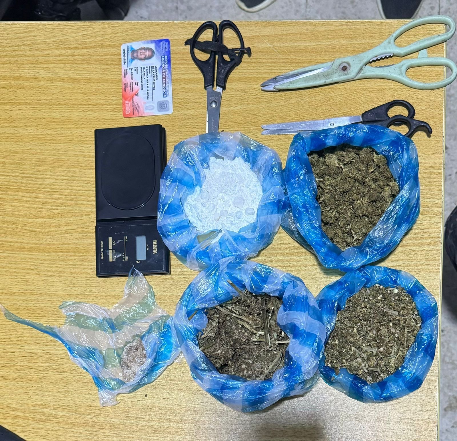 Policía desmantela varios puntos de sustancias narcóticas y ocupa tres armas de fuego en Villa Mella, SDN