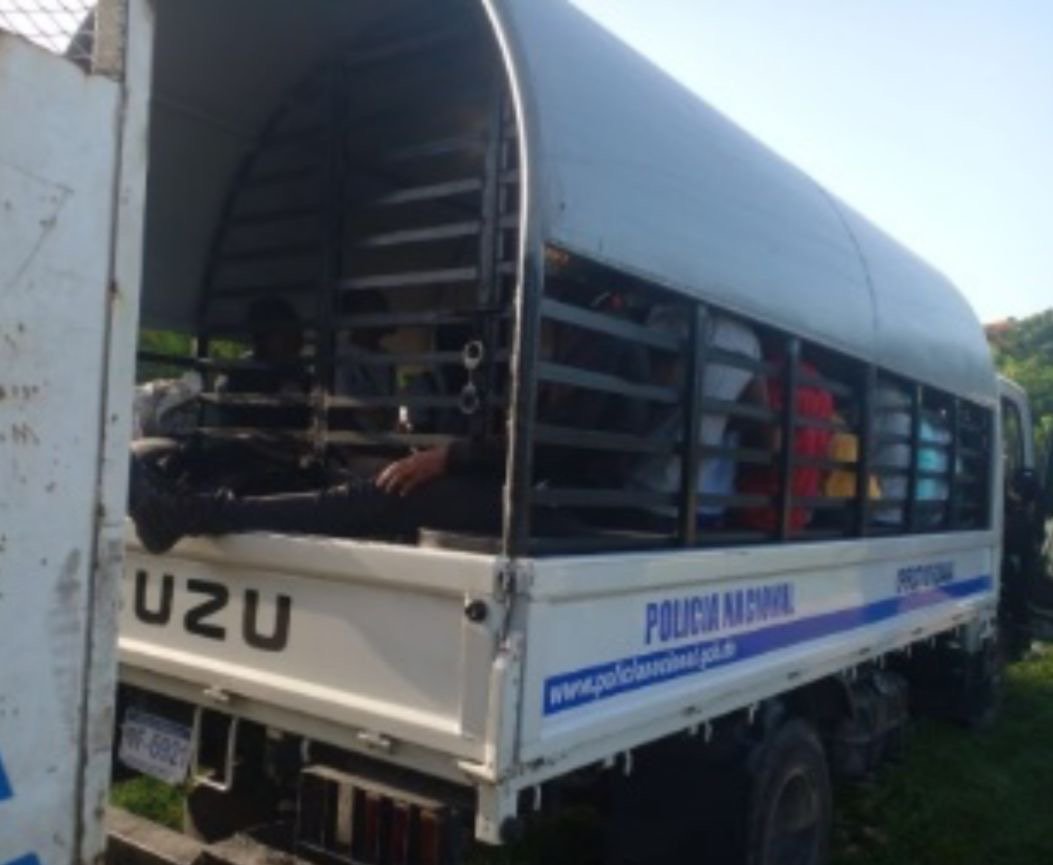 Policía y DGM detienen a 56 indocumentados extranjeros en Barahona y La Romana en las últimas 48 horas