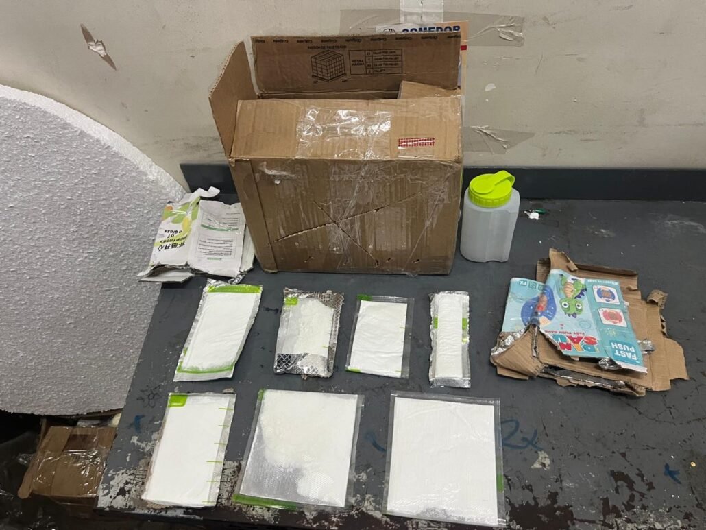 Incautan 23 láminas de cocaína escondidas en cajas de cartón
