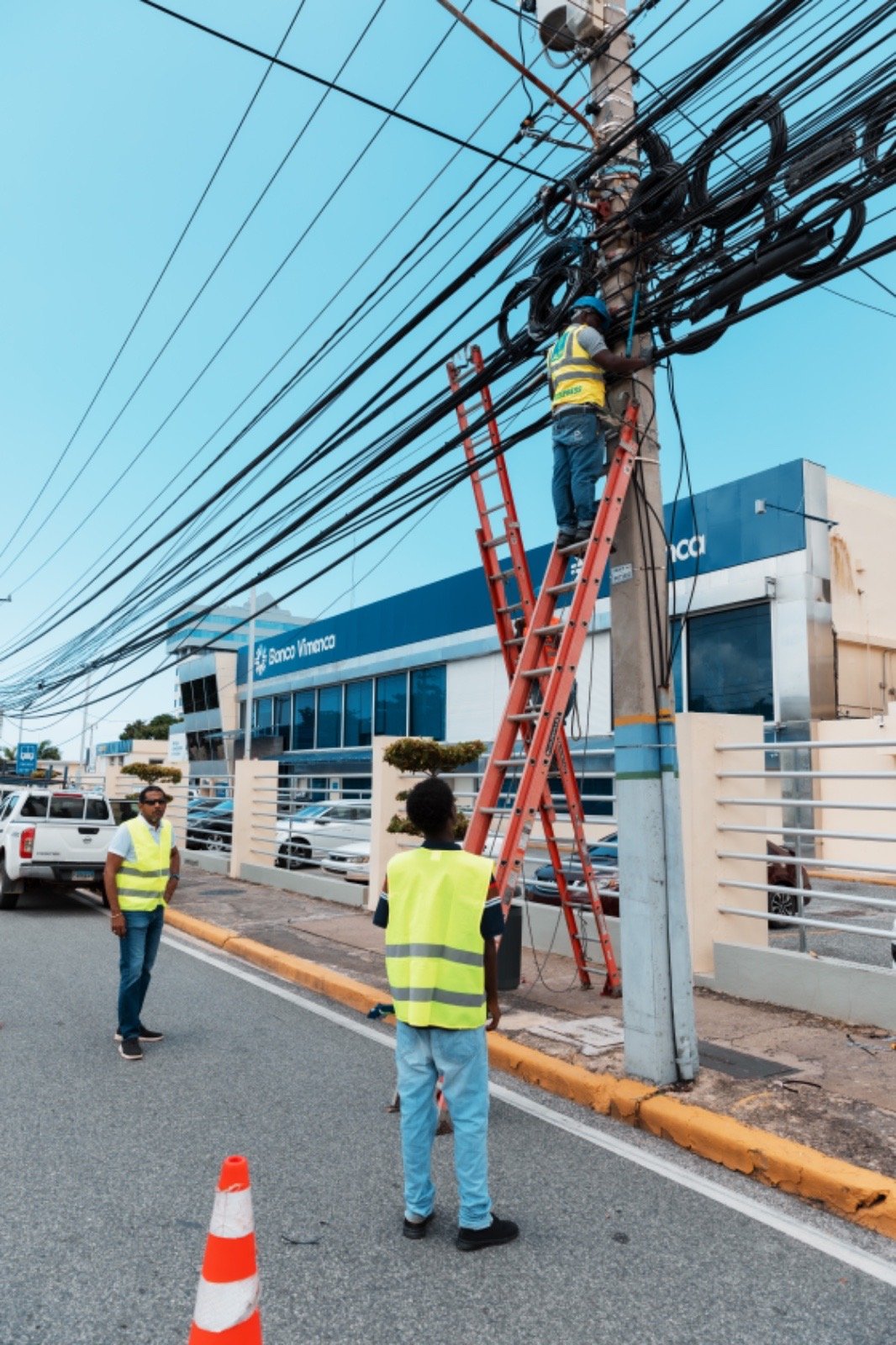 Alcaldía del DN ejecuta proyecto de descontaminación visual del tendido eléctrico en importantes vías capitaleñas