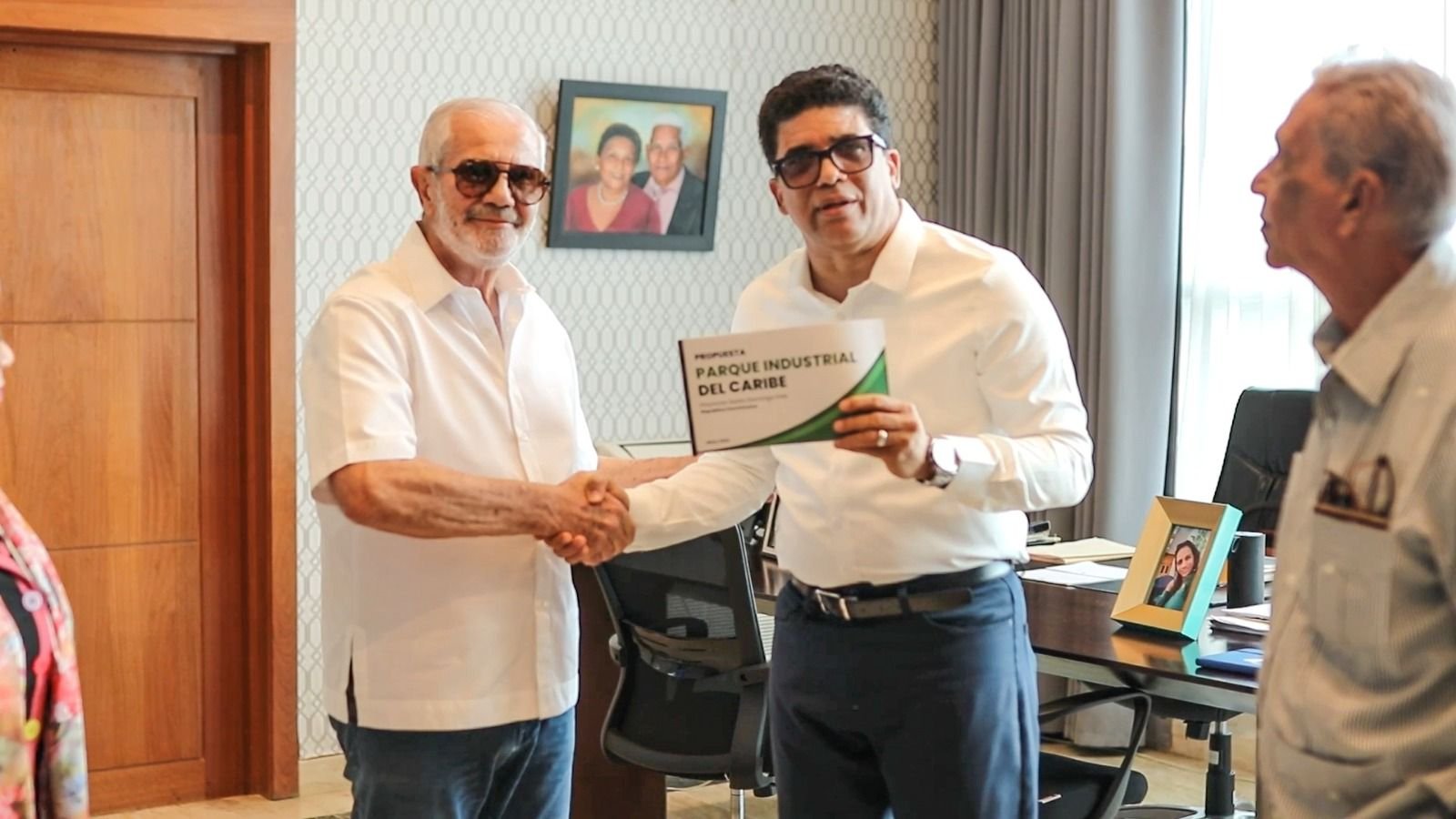 Alcalde Dío Astacio recibe propuesta para construir zona industrial en Santo Domingo Este