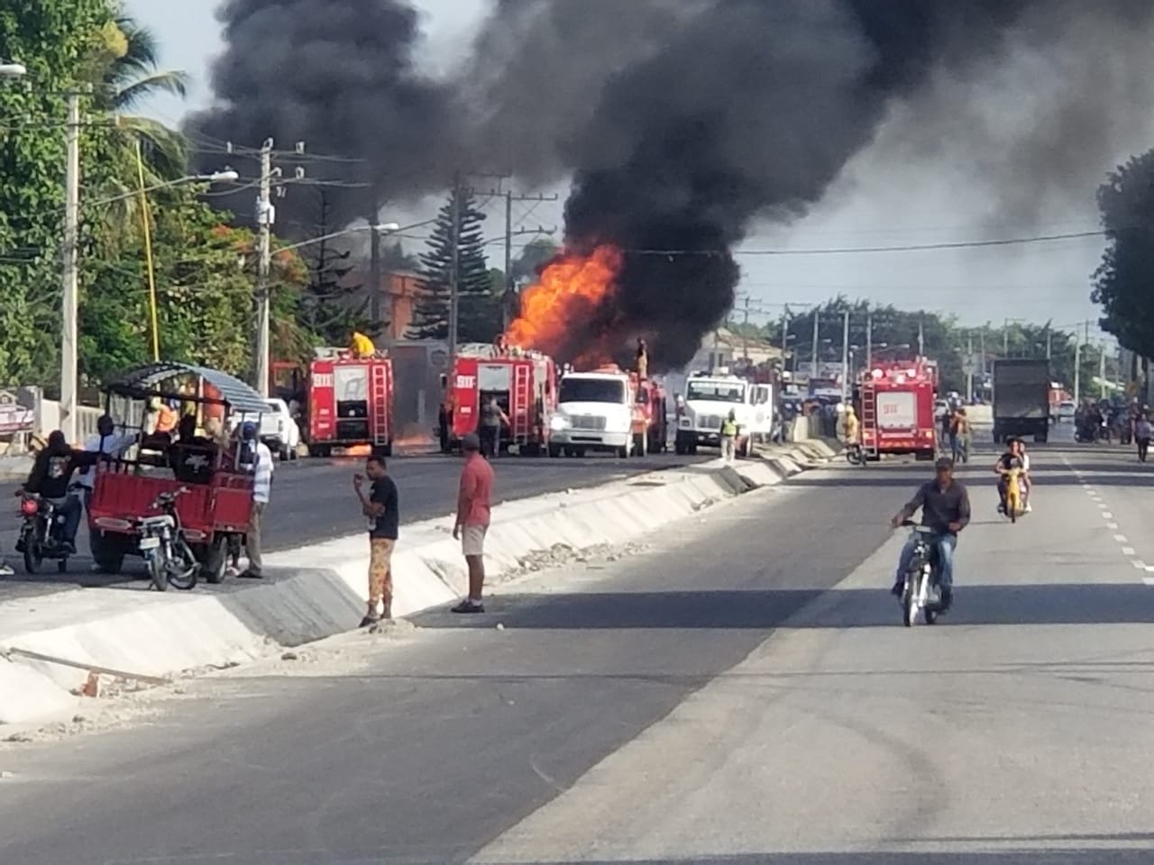 28 unidades de emergencias coordinadas por el 911 asisten explosión de camión de gas en La Vega
