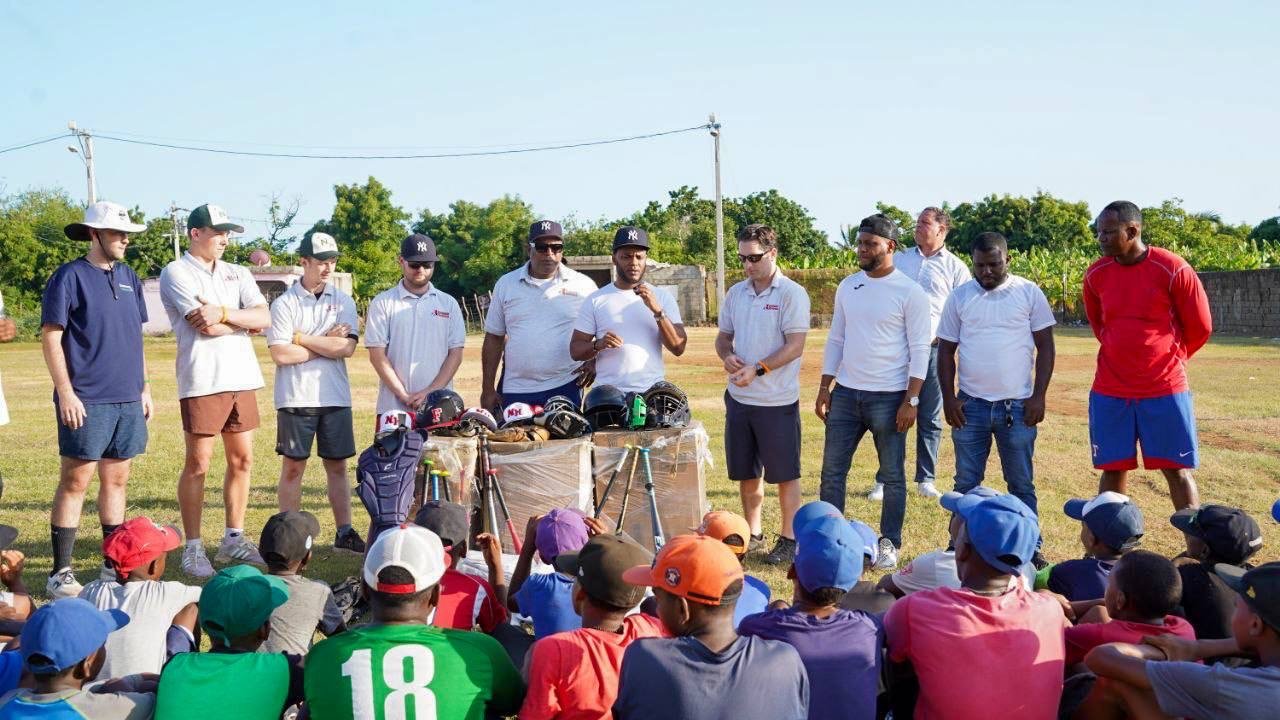Fundaciones Home Run y FYRE llevan esperanza al béisbol en Nizao de Peravia 