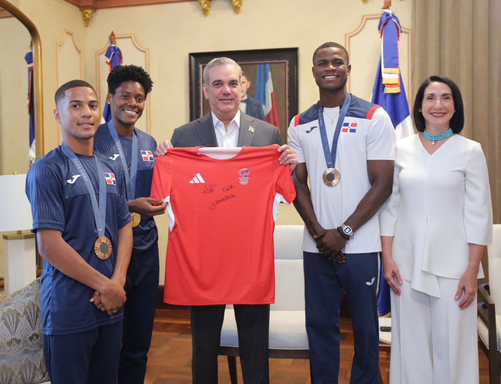 Presidente Abinader recibe en Palacio Nacional a medallistas olímpicos Marileidy Paulino, Yunior Alcántara y Cristian Pinales