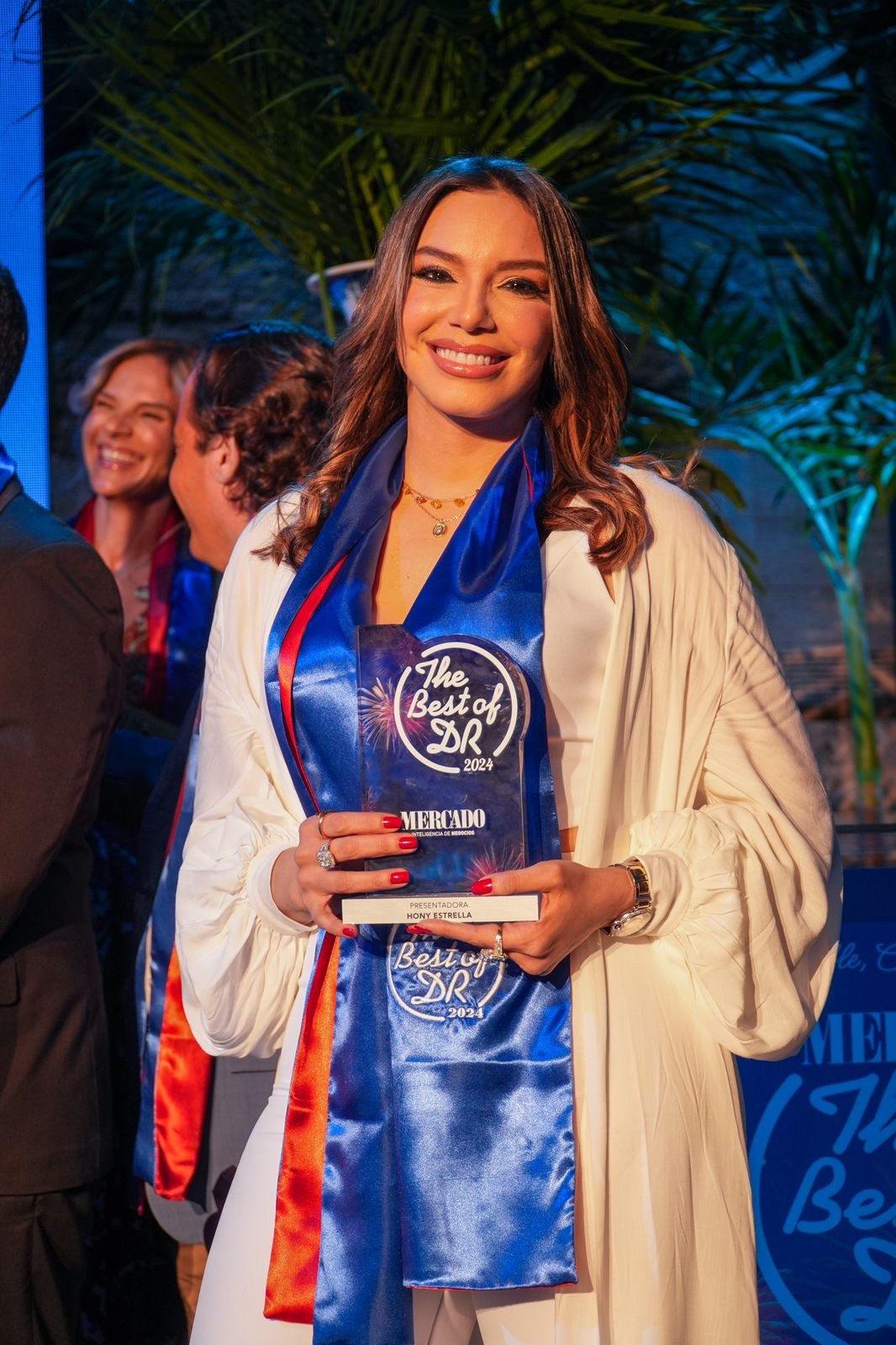 Hony Estrella gana el reconocimiento “The Best Presentadora 2024” por Revista Mercado