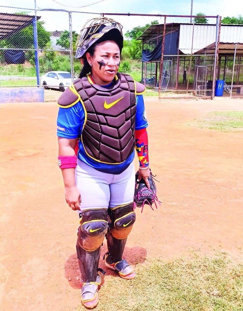 La mujer que juega al béisbol contra los hombres
