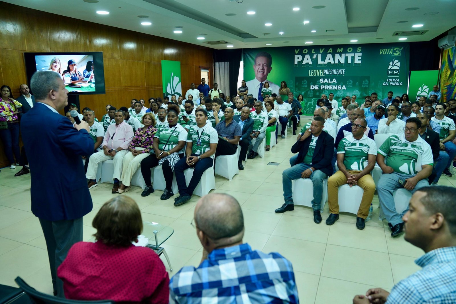 Leonel Fernández se reúne con coordinadores de redes de la Fuerza del Pueblo