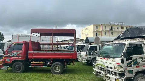30 camiones retenidos por llevar personas en parte trasera