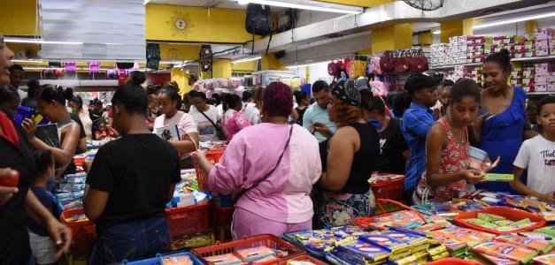 Con muchas quejas de precios altos y largas filas padres compran útiles para inicio Año Escolar 