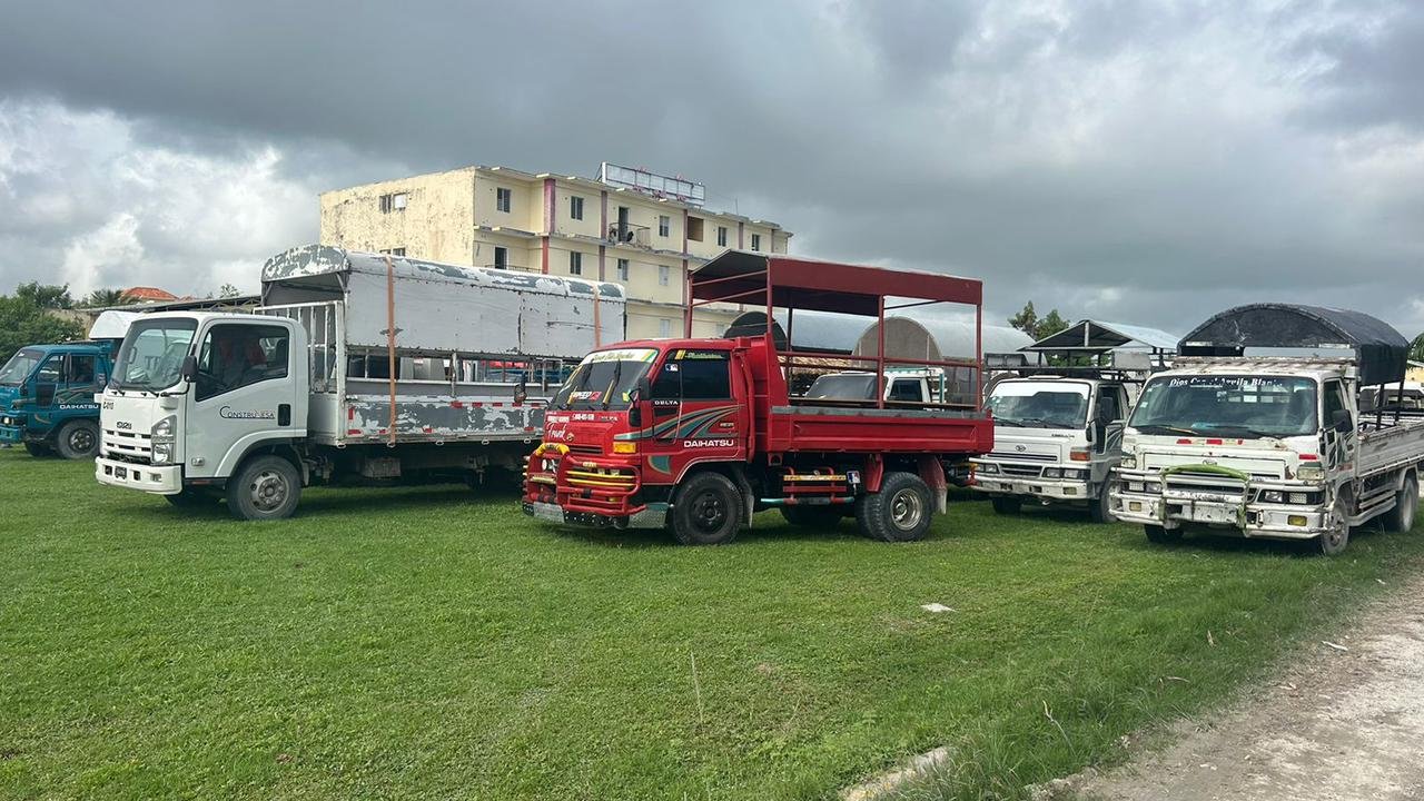 DIGESETT retiene 30 camiones por transportar personas sobre la carga en Verón y Bávaro