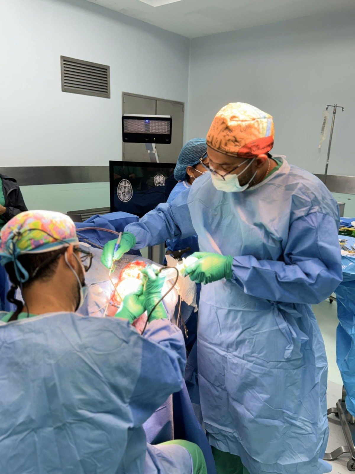 HOMS realiza con éxito cirugía cerebral en un paciente despierto