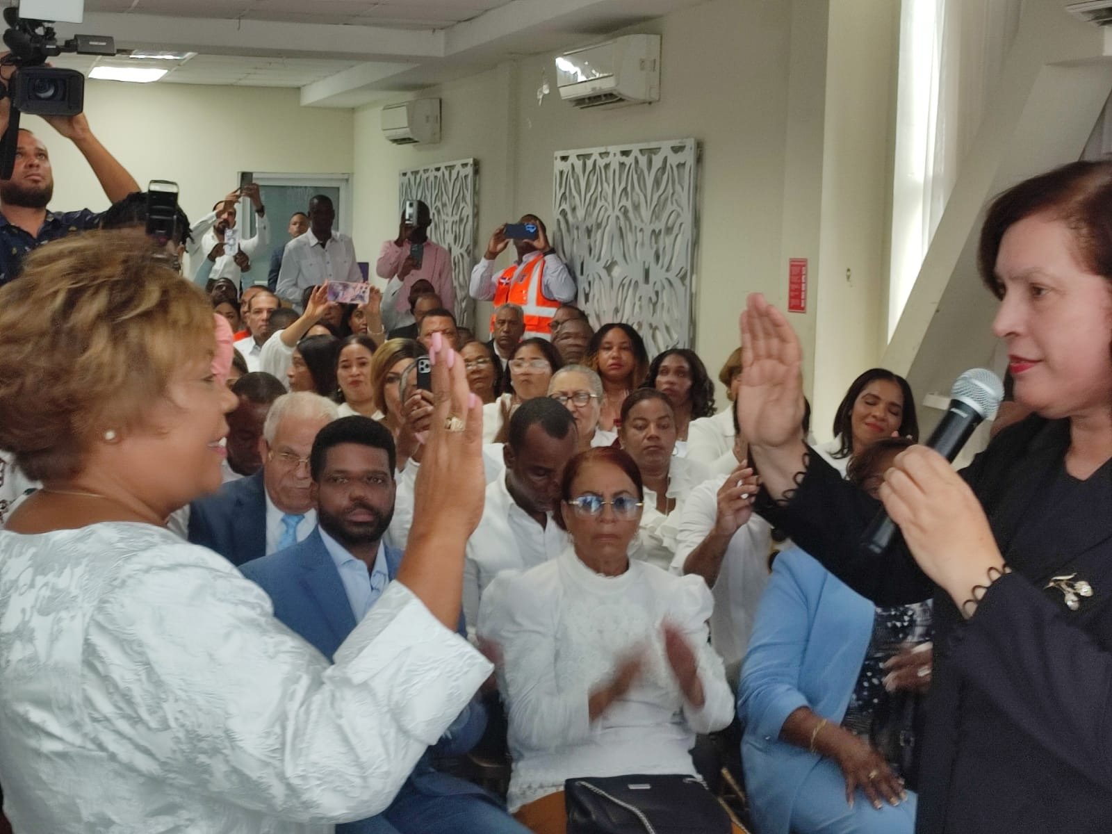 Ministerio de Interior y Policía juramenta nueva gobernadora de la Provincia Santo Domingo, licenciada Lucrecia Santana Leyba