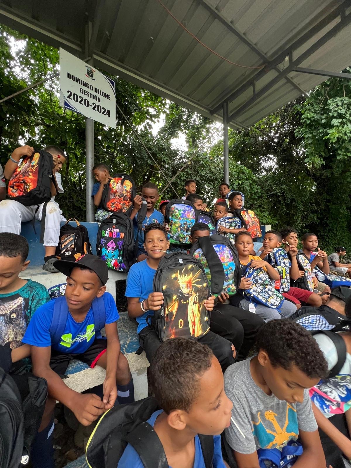 Sports Dreams Foundation DR-USA Contribuye al Regreso a Clases con Mochilas y Útiles Escolares para Niños de los Quemados Bonao