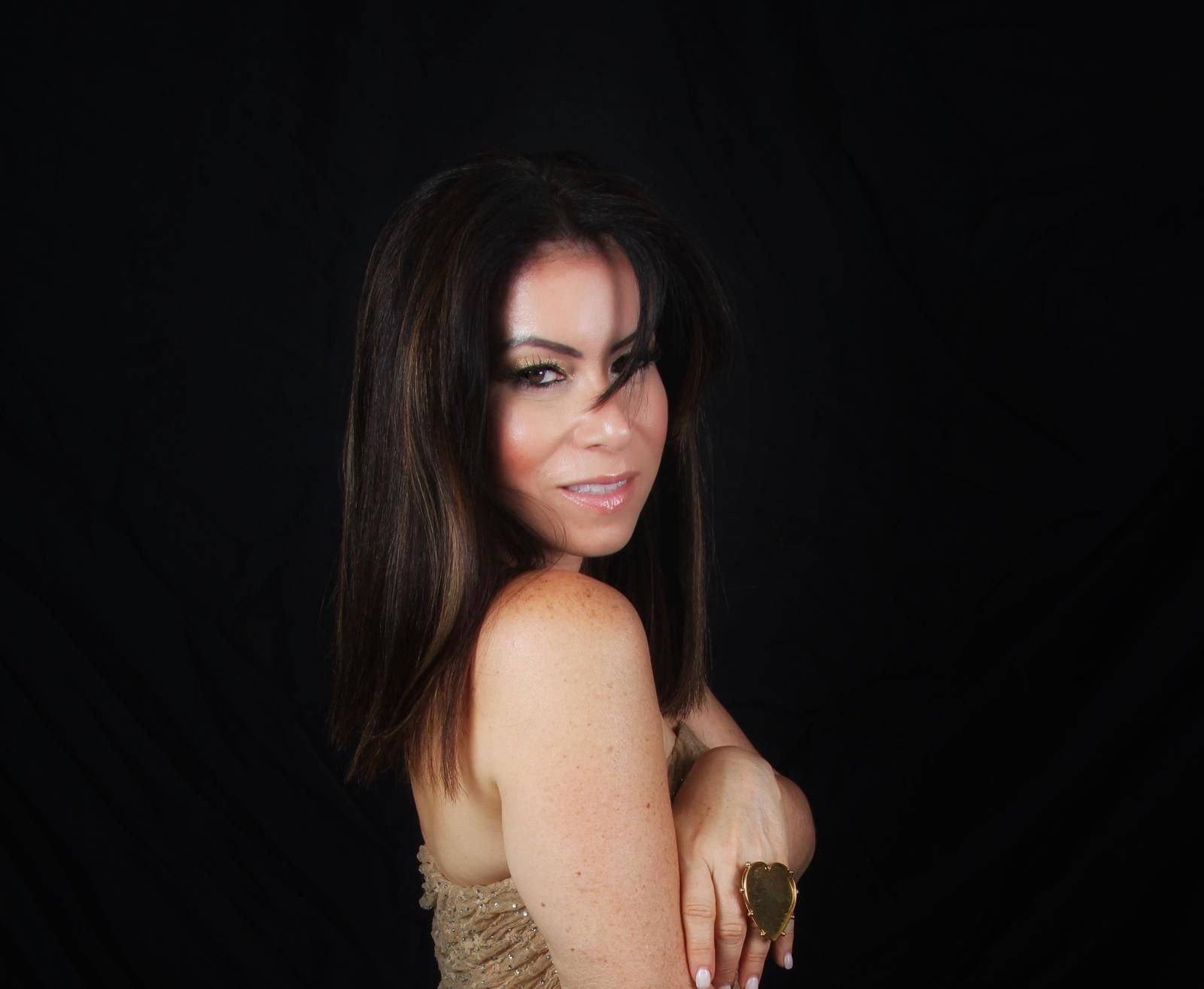 Valerie Morales regresa por lo alto al merengue con nuevo sencillo: "Débil"
