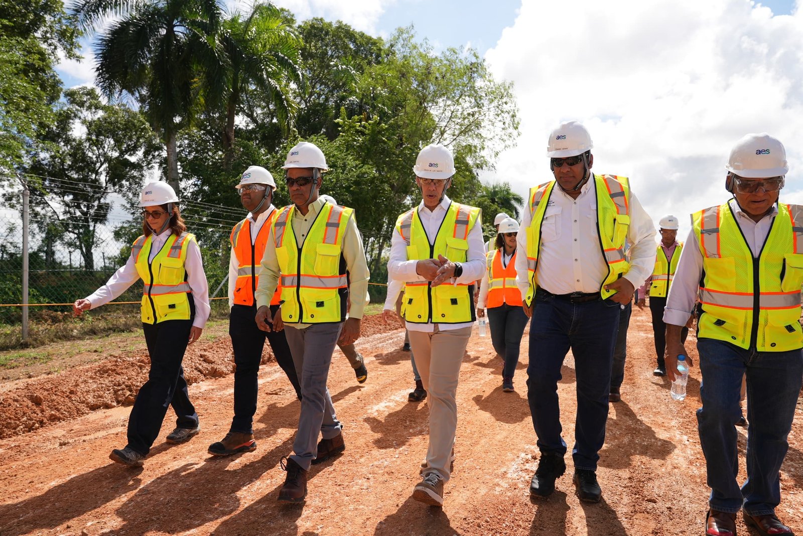 Ministro de Energía y Minas visita parque solar Mirasol de AES, que aportará 100MW al desarrollo del sector energético