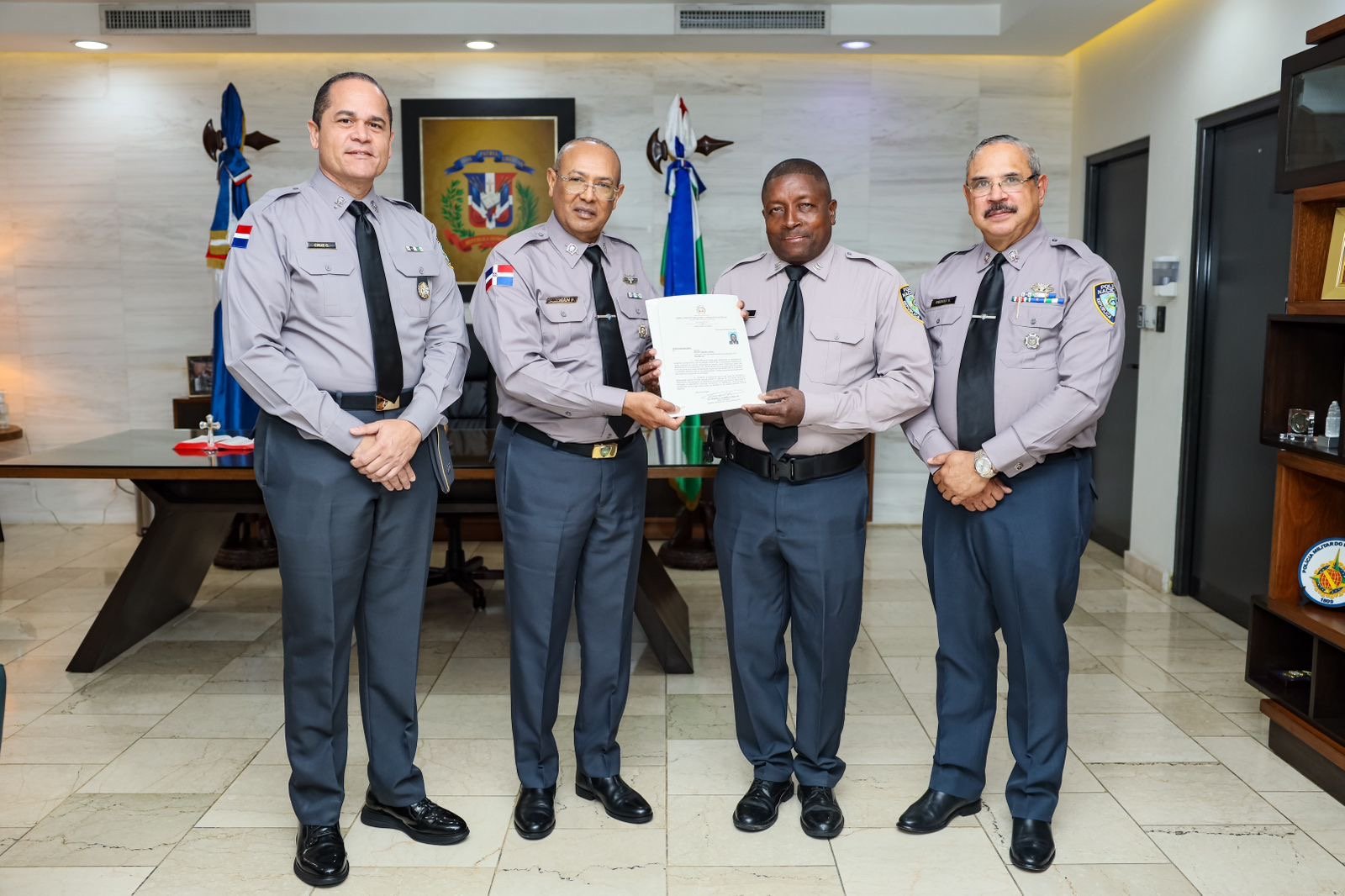 Director general PN entrega Carta de Encomio a capitán Diego Fabián Leyba por su noble gesto de ayuda humanitaria