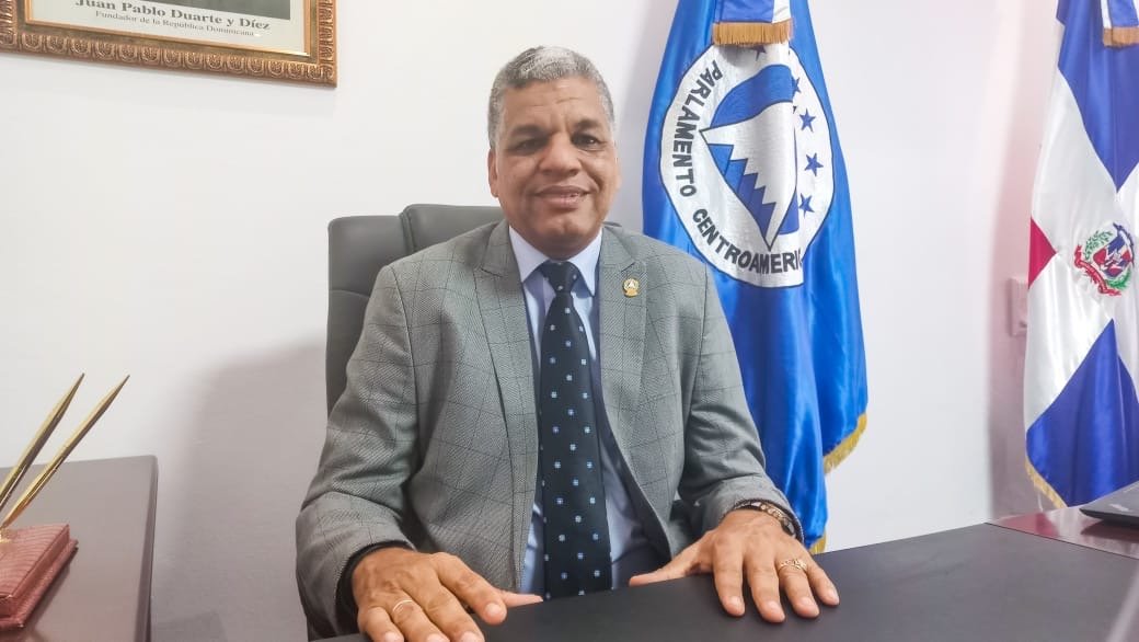 Presidente del PARLACEN  afirma que la migración ilegal de haitianos presenta un escenario caótico e inhumano que afecta a ambos países; subraya que "la migración no es un crimen"