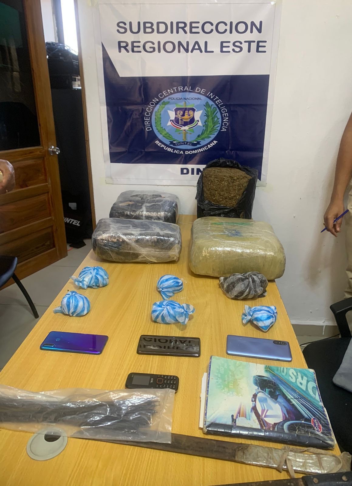 Policía Nacional y MP desmantelan centro de acopio de sustancias controladas mediante allanamiento en Villa Hermosa y capturan a "El Lince"
