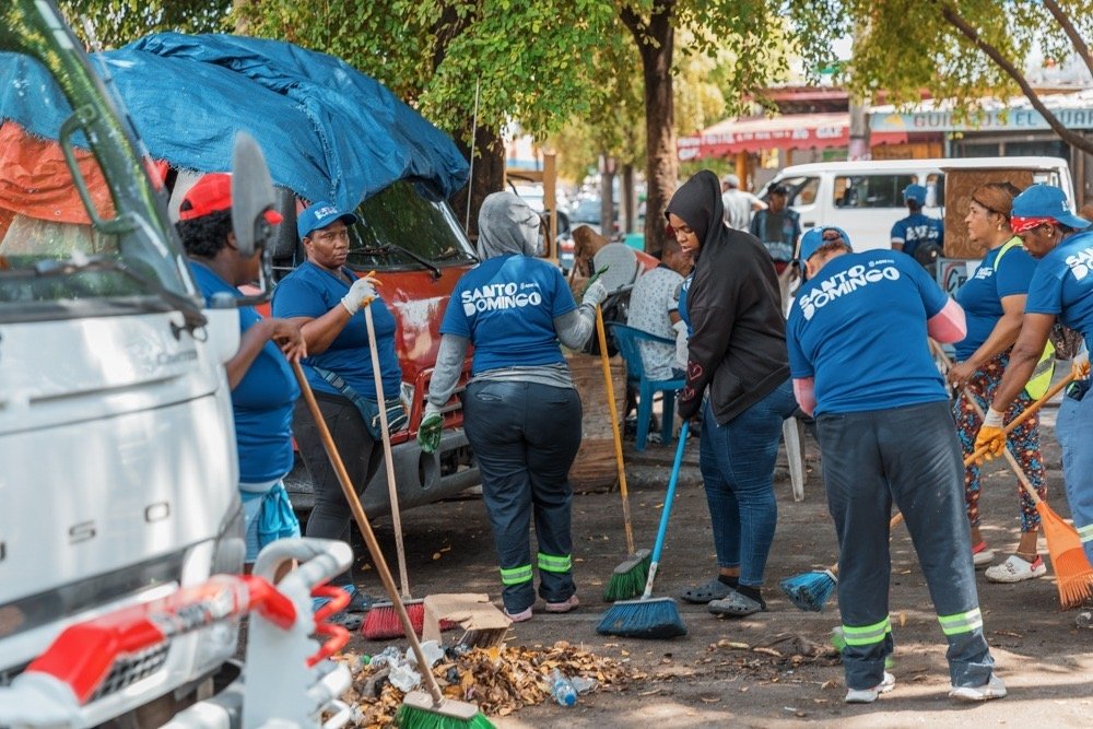 Alcaldía del DN interviene Mercado Nuevo de la Duarte; realiza operativo de limpieza, retiro de chatarras y recuperación de espacios públicos