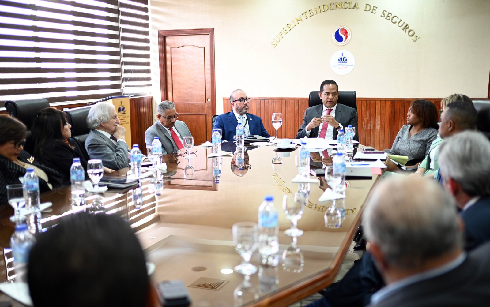 Superintendente de Seguros y CADOAR se reúnen para fomentar diálogo y promover fortalecimiento       del sector