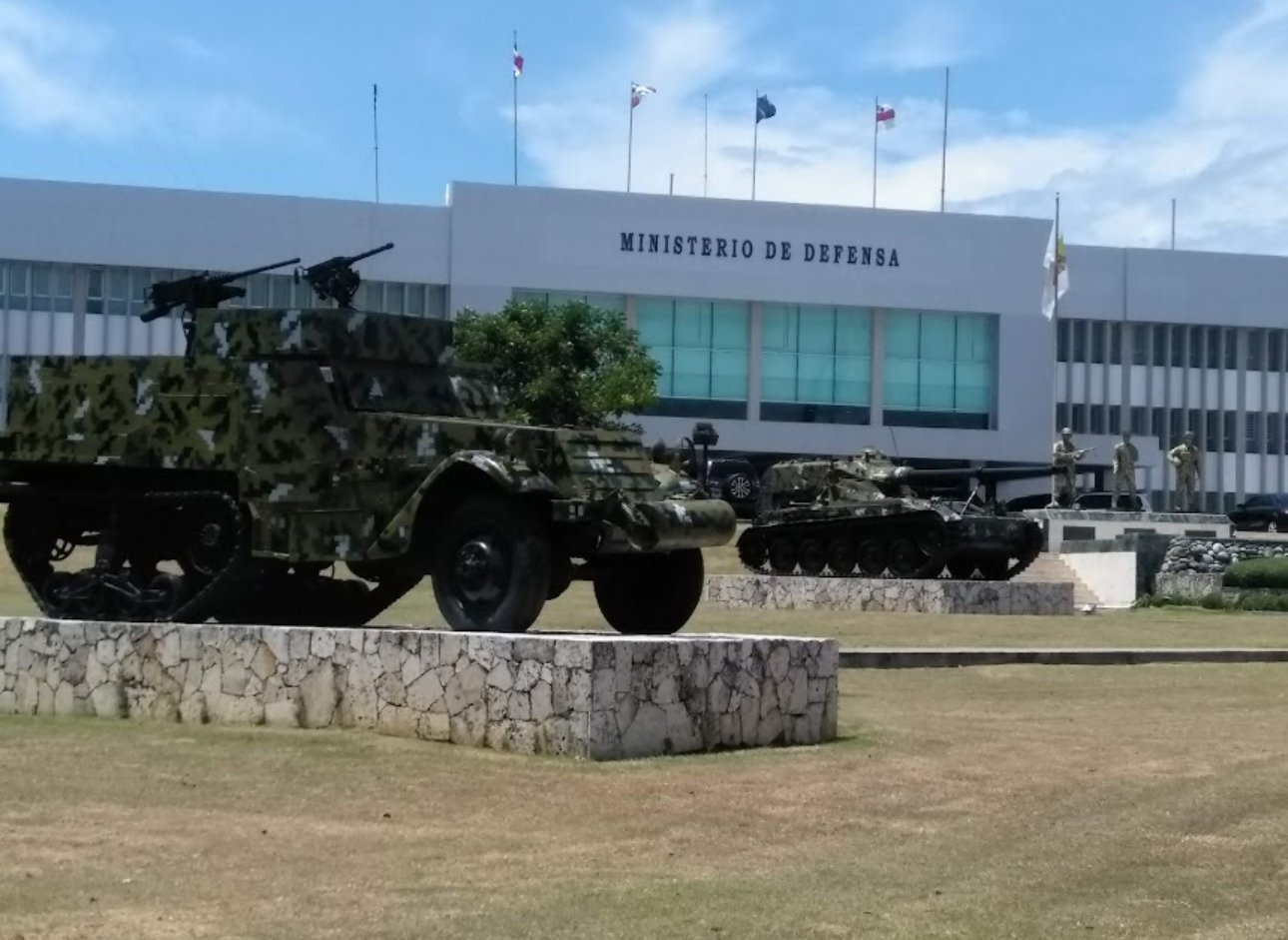 Se disgustan militares no beneficiados por Abinader con RD$300 mil para comprar automóviles