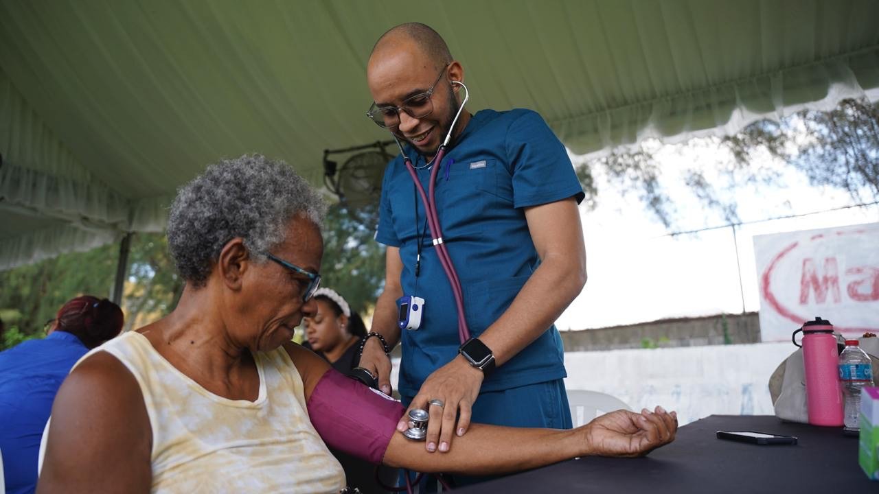 Supérate, Fundación Rica, SNS y CitiHope realizan operativo médico residentes Ensanche Carmelita 