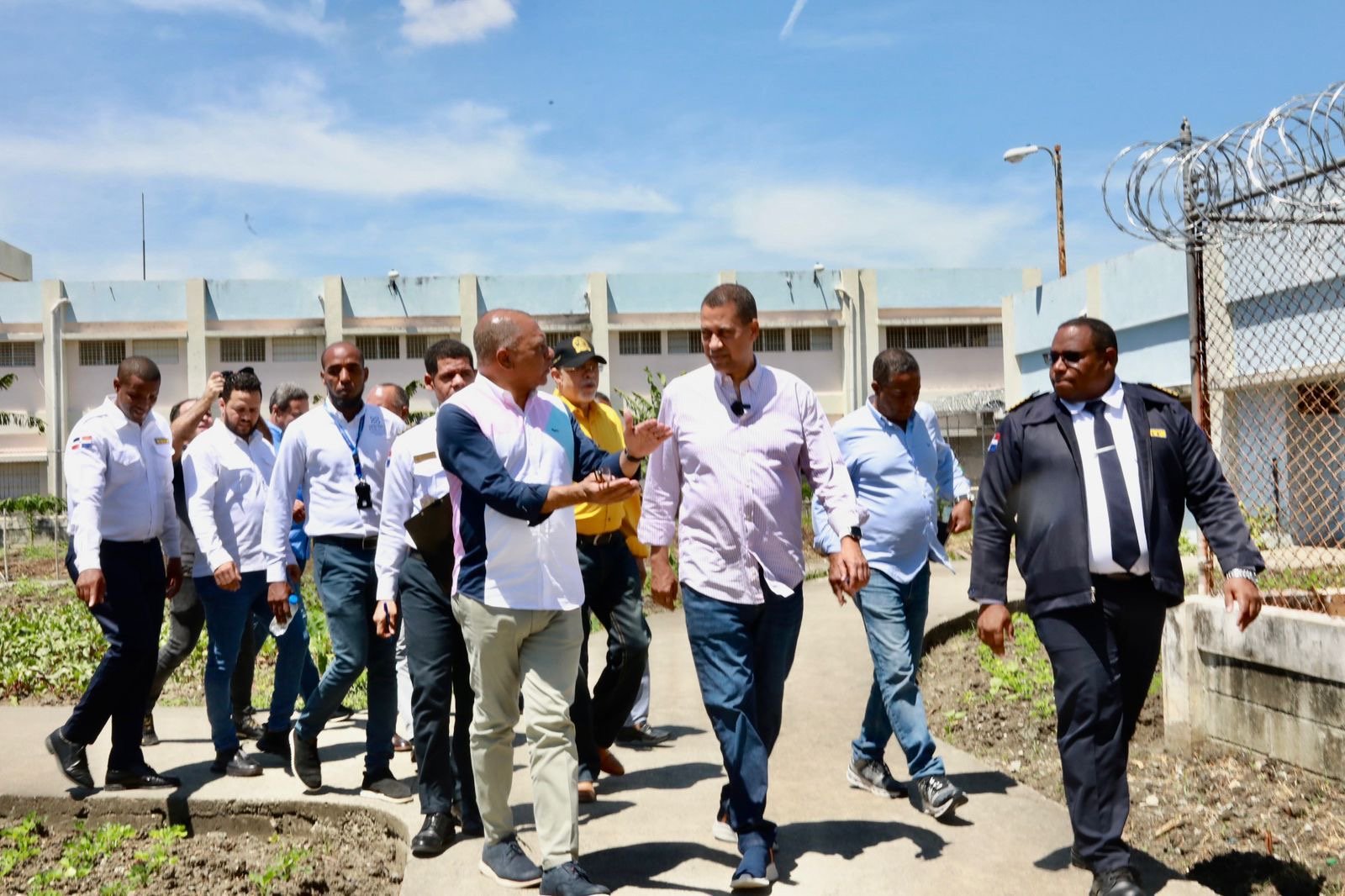 Presidente del Indotel visita cárcel La Vega para iniciar plan piloto de bloqueadores de señal de recintos penitenciarios del país