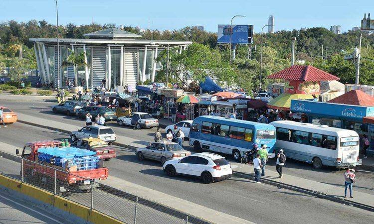 Obras Públicas desaloja buhoneros del Kilómetro Nueve